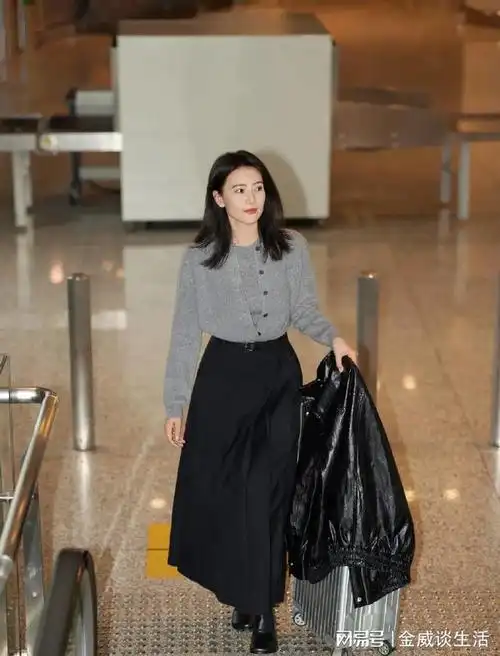 高圆圆太适合基础色系的单品了,每一套都穿出了自己的风格.