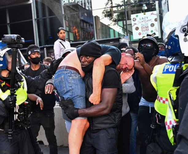 英国白人被扛出重围想感恩儿子称若非黑人救星父亲可能已被杀