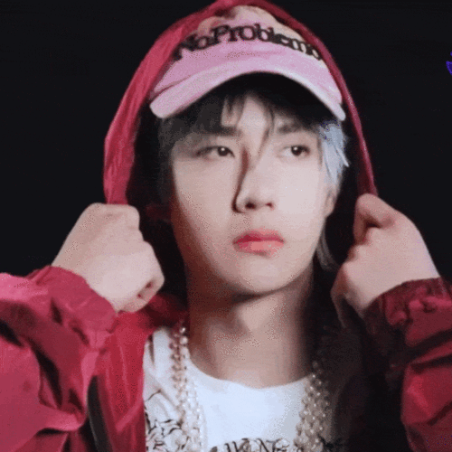 粉红酷豹出没请注意街舞送来王一博街头风套装侧拍花絮