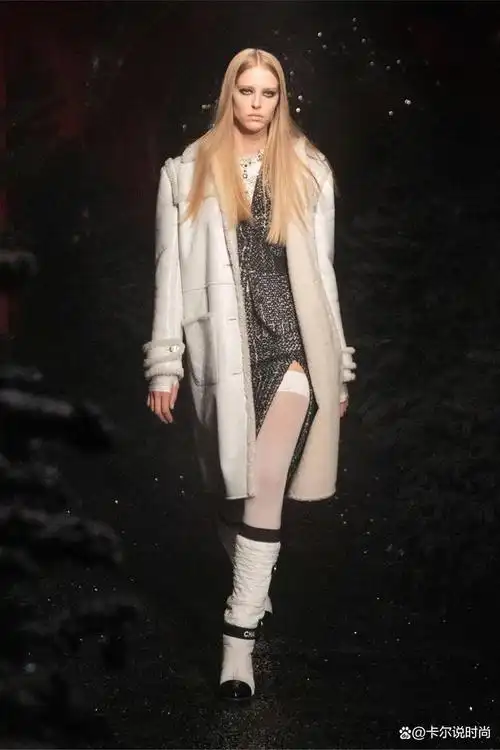 香奈儿2021年秋冬时装秀是时尚界最令人期待的事件之一,这个标志性的