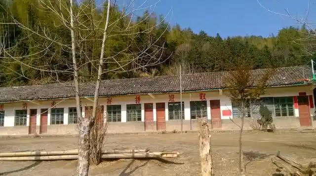 实拍农村小学现状:一个年级凑不齐一个班,无奈选择合并!