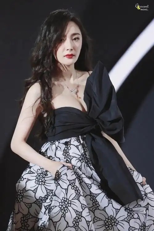 杨幂这个胸想埋杨幂肉体饭在哪里杨幂身材太好了这样的杨幂很难不心动