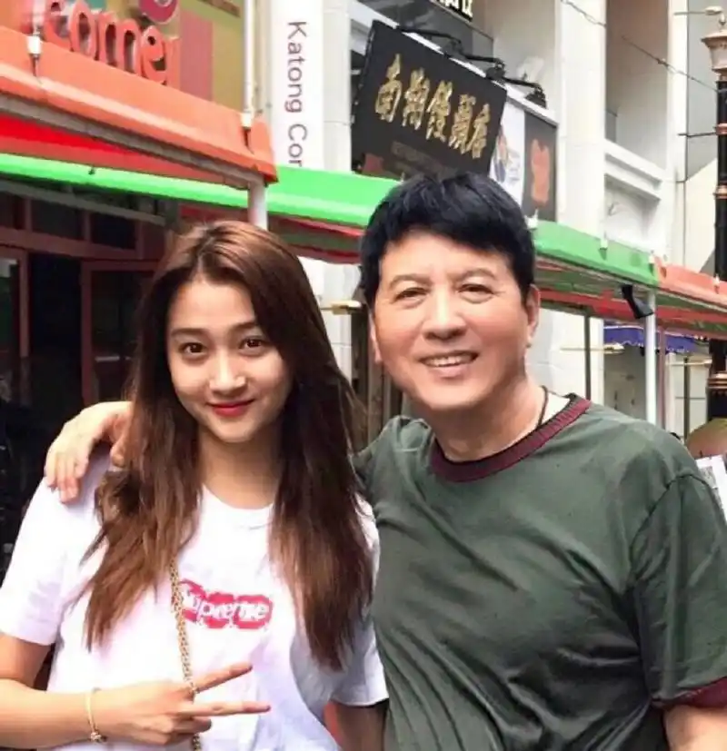 关少曾七夕发女儿美照,暗示鹿晗要好好对待关晓彤