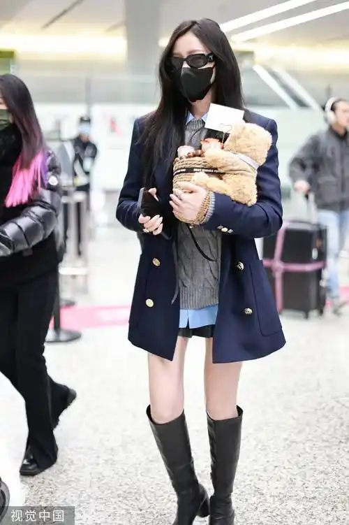 张天爱学院风穿搭现身机场手捧毛绒熊青春可爱
