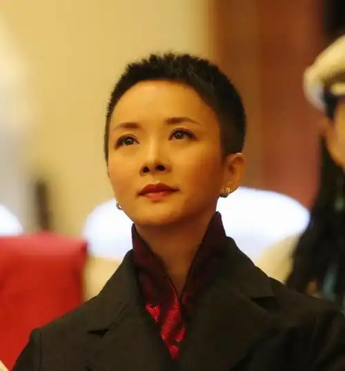 泼辣李香秀谢兰一袭开叉旗袍温婉端庄配上寸头短发好大气