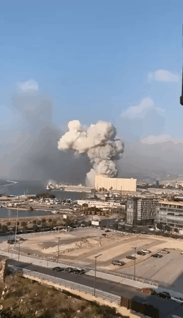 一朵红色蘑菇云,典型的硝酸铵爆炸特征