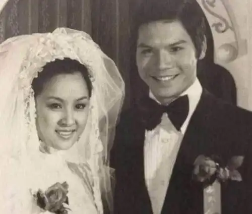 向太"罕见"年轻时照片曝光,颜值惊艳了时光,堪称"绝世美人"