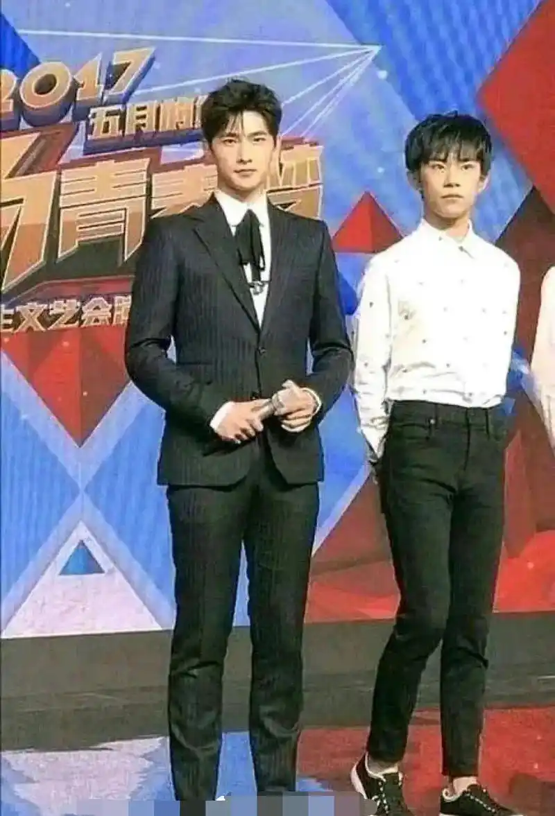 易烊千玺真实身高曝光,娱记说只有175,他身材的黑历史又被深扒