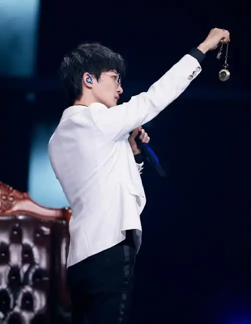 周深银丝眼镜造型