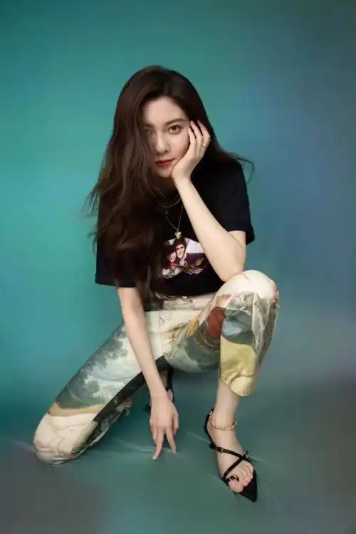 67宋妍霏身穿九分长裤搭配黑色t恤更显利落帅气