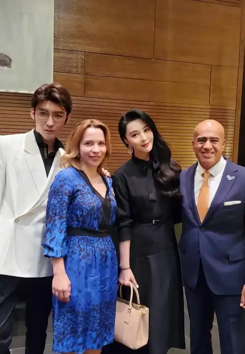 范冰冰与法国驻华大使laurent bili合照.