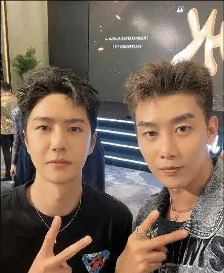 乐华晒年会生图,范丞丞蓝发抢镜,王一博差点没认出来_公司_程潇_穿着