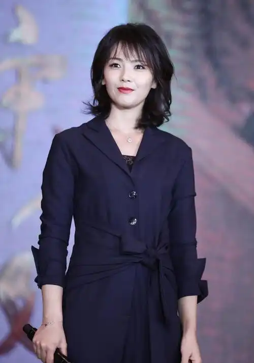 刘涛早前活动照,深蓝色西服连体裤装,蓬松短卷发,大红唇,太帅