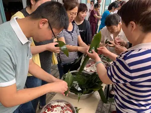 最美中国 情系端午—红星社区端午节包粽子活动