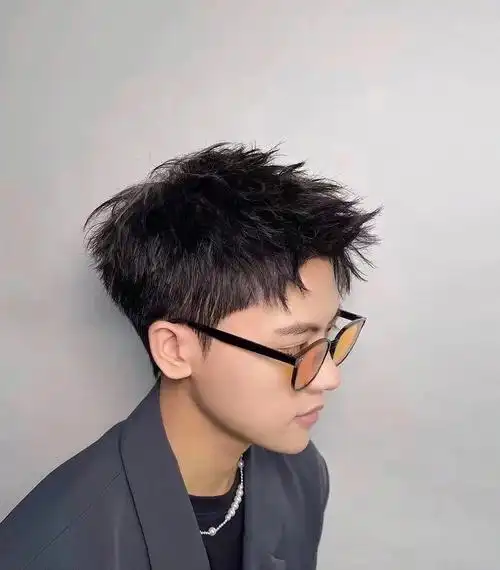 这款发型层次感明显,发型整体线条立体.造型感独特.