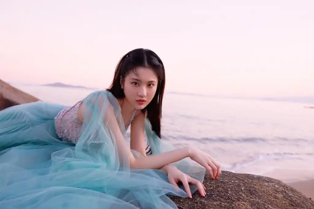 张慧雯发布金鸡奖闭幕式造型 蓝色人鱼礼服梦幻迷人