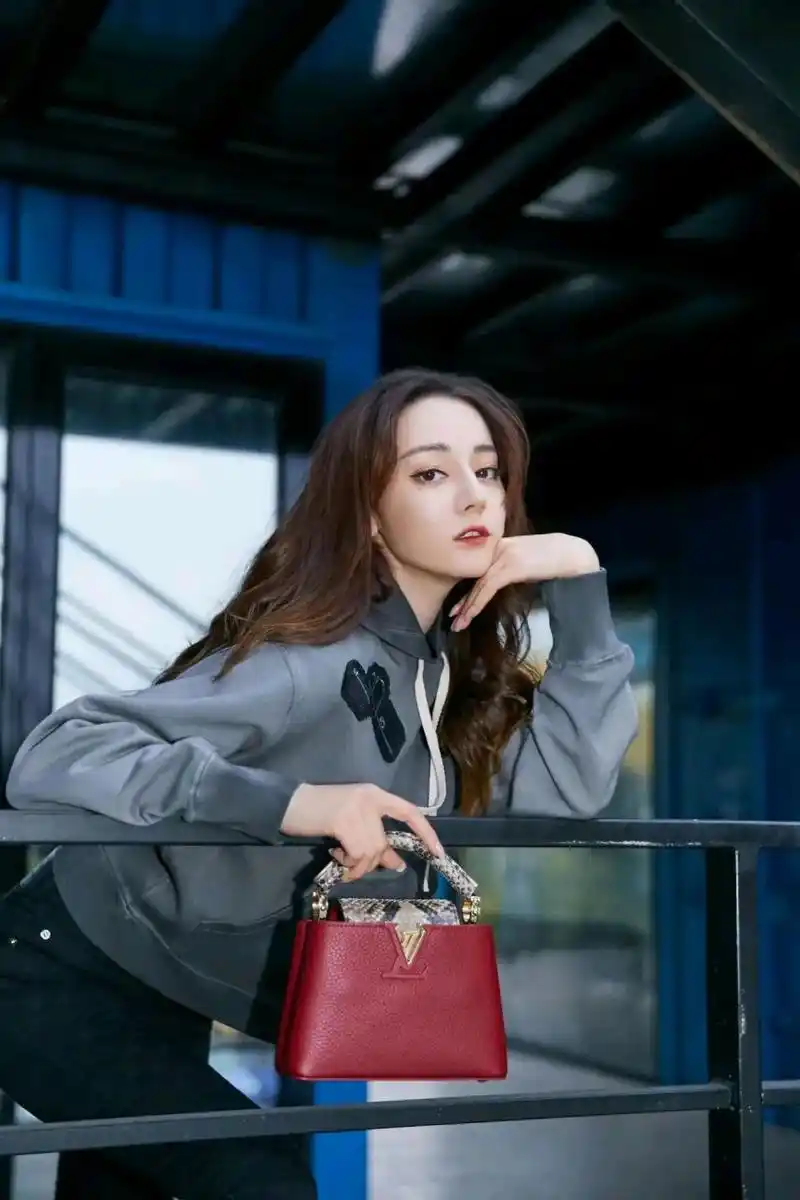 迪丽热巴穿卫衣都那么仙