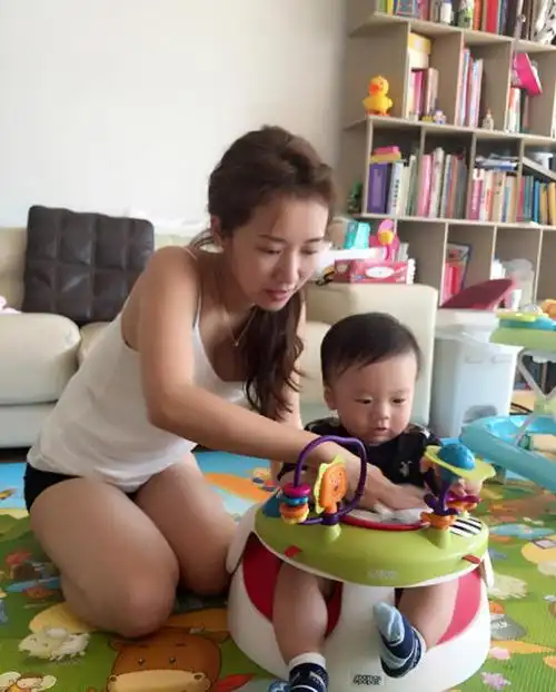 李念陪儿子玩耍 穿吊带很是性感