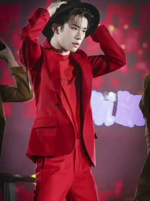 易烊千玺关于红色西服的回忆你还记得吗