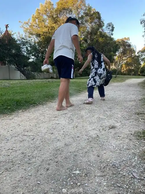 我问她们为什么光脚走路,她们说鞋脏～ 67我问她