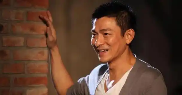 刘德华新造型曝光!留小胡子超帅气,还与舒淇夫妇参加同一个活动