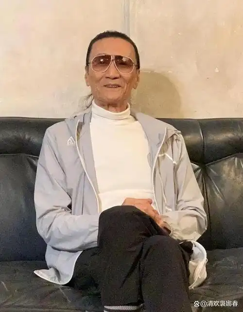 谢贤年轻时容貌有多惊艳?看到照片后,网友:10个谢霆锋也没他帅