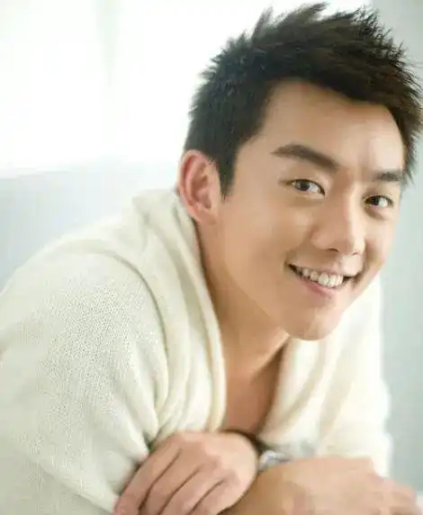 郑恺低调为苗苗庆生一个蛋糕8个寿桃一家人简单又温馨