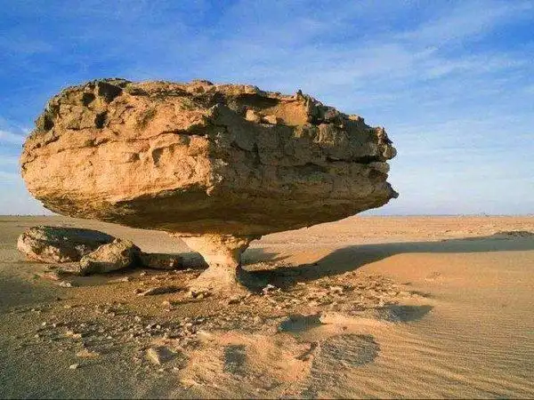 世界上最疯狂的十块石头,屹立百年不被吹倒(2)