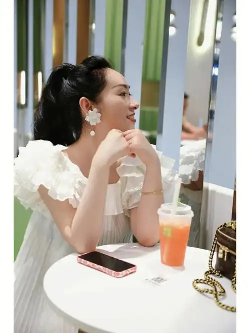 破涕为笑]女孩子从小被教育最多的是"要乖巧"而男孩子则是"要勇敢"