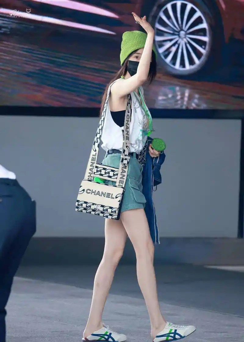 原创杨幂不愧是街拍的神!穿短袖戴绿帽子素颜惊艳机场,大长腿太辣了