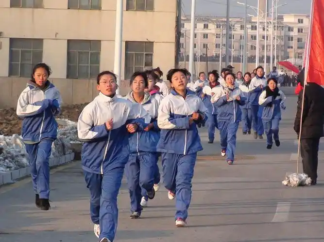 有没有1982年中学生校服图片