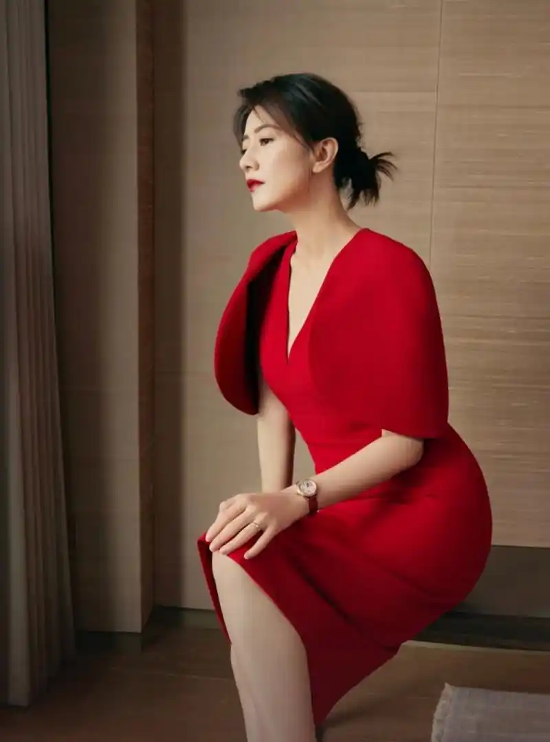 高圆圆的穿搭风格既不过分追求年轻化,也不显得老气.