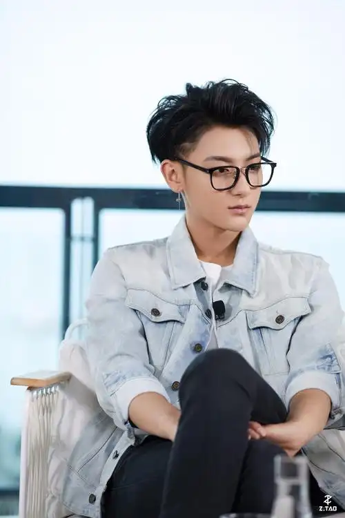 2018黄子韬"跃动她影"论坛录制_高清图片大全-爱豆app