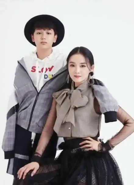 王艳的儿子长大了越来越帅了