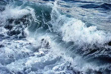 海浪拍打着海岸在恶劣的天气照片