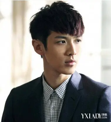 男生刘海发型两侧剪光 推光刘海尽显男神魅力