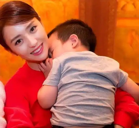 佟丽娅带儿子阿那亚度假,8岁朵朵体重快超妈妈,穿t恤短裤超怕热