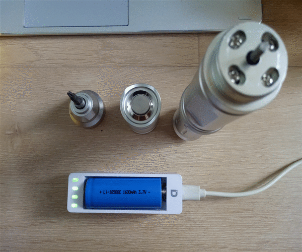 请注意装入后电池的正负极性方向.