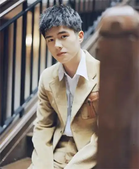 时尚男发    齐刘海发型,可以是刘昊然的这款简单的男生短发