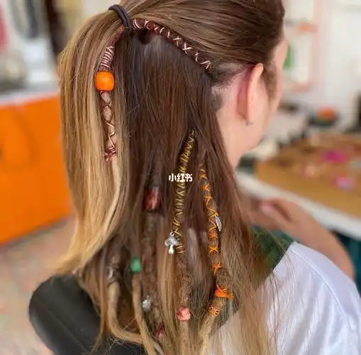 女生脏辫点缀几根就很酷