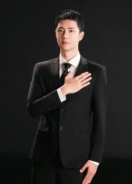 王一博寸头短发图片王一博短发寸头搭配黑西装