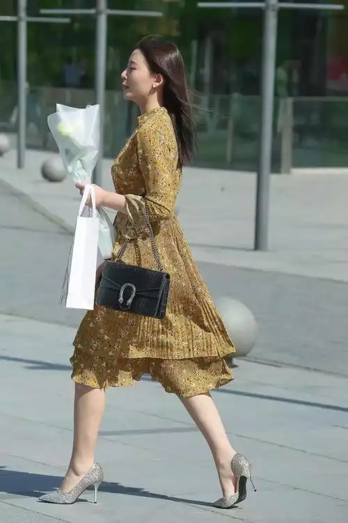 银色的尖头高跟鞋在阳光下闪耀出气质的光芒显得更加的美丽