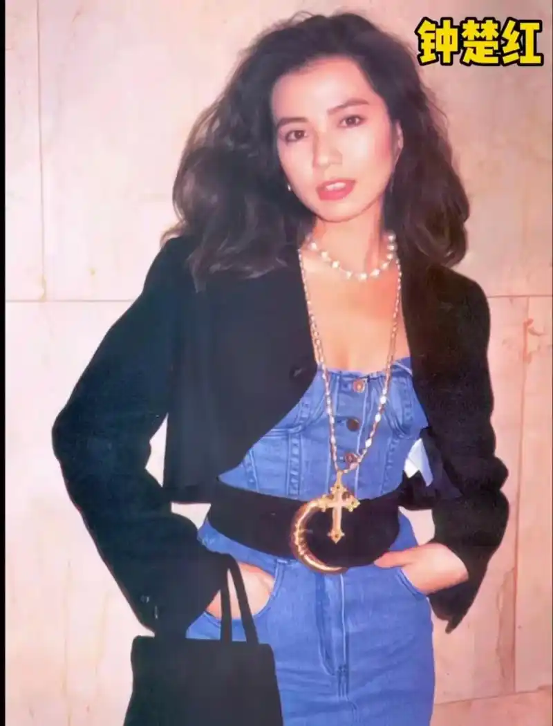 时尚是个轮回 90年代的港星 对珍珠也是情有独钟 佩戴珍珠更 - 抖音