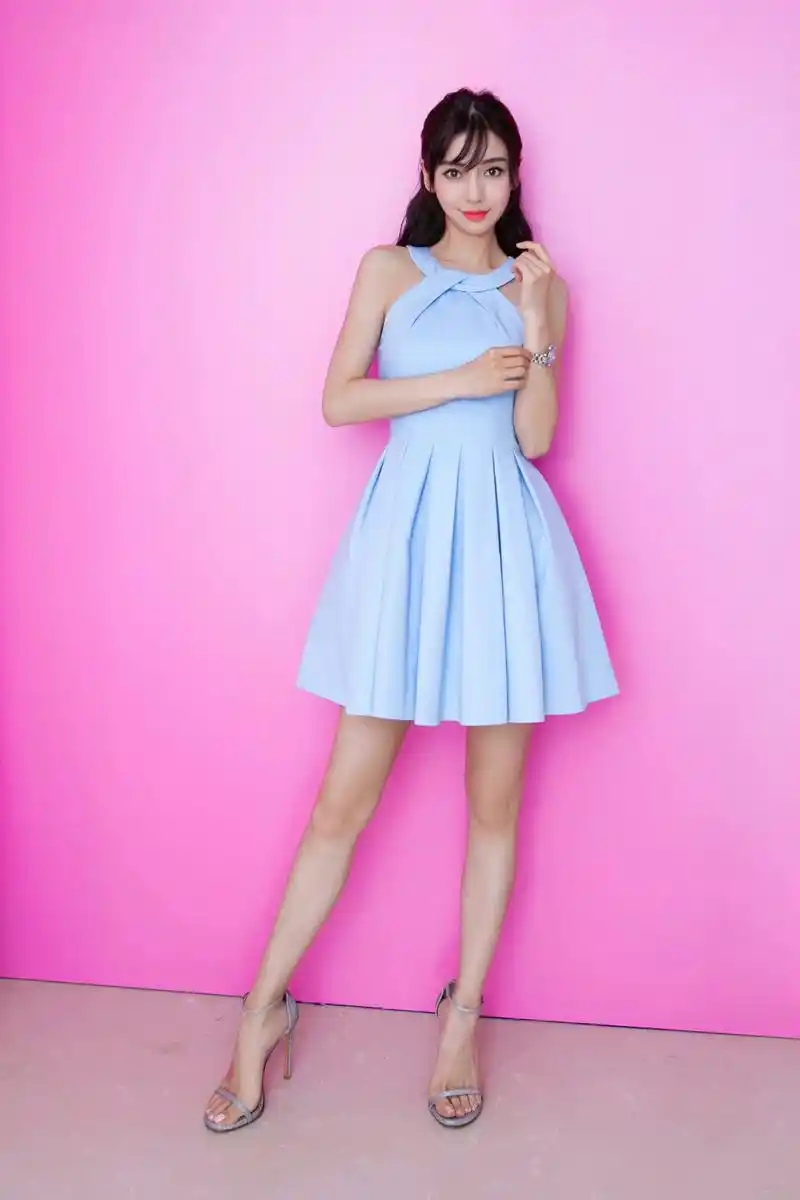 杨颖#无处安放的小脚丫 #高跟鞋 #美出高级感 #穿搭 - 抖音