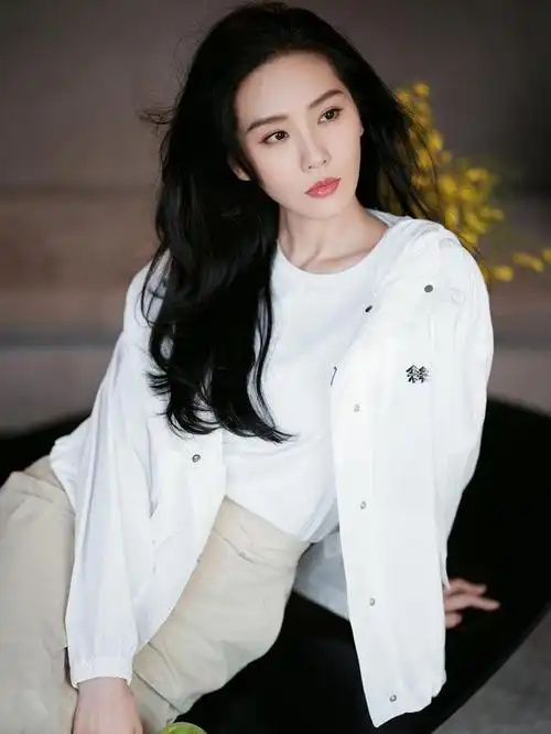 气质如兰刘诗诗,刘诗诗晒出了一组夏日写真照,夏日开始温柔写真,休闲