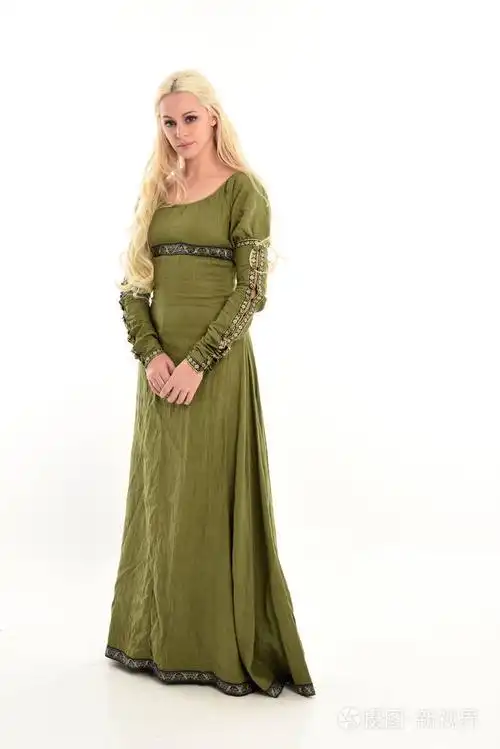 穿长, 绿色, 中世纪礼服的金发女孩全长肖像.