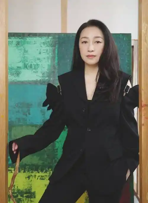 个展"全世界是绿色的"来到洛杉矶美国|歌手,艺术家艾敬在上海,书画家