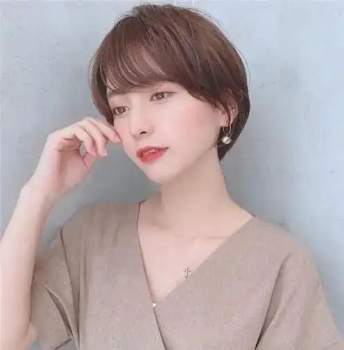 女生,最好不要去留长发,下面就各位小姐姐推荐几款俏皮可爱的短发发型