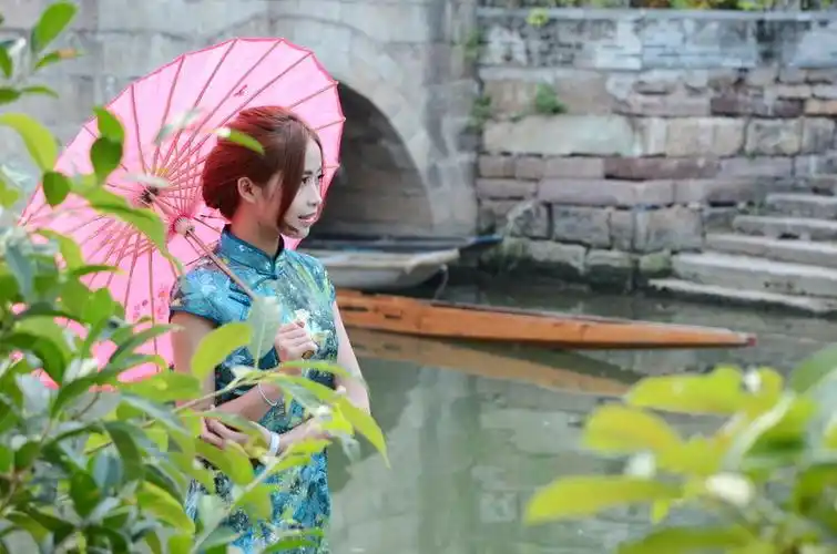 作品简介               古老的顺德水乡,漂亮的旗袍姑娘,美丽的水乡