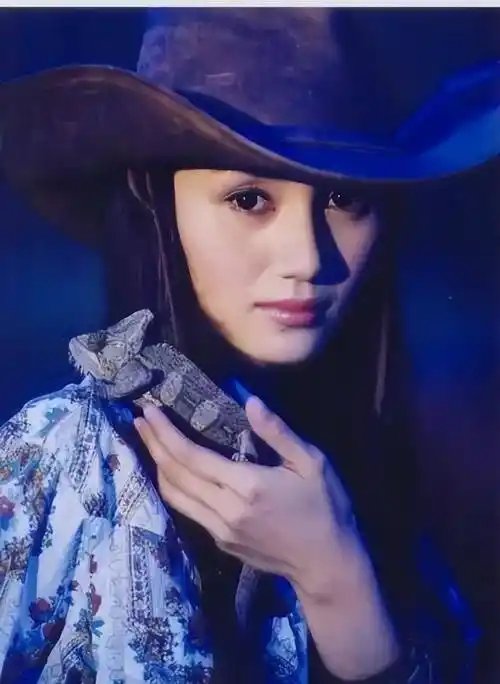 袁泉高级的黑白着装风格在优雅的欧洲时尚中无与伦比,散发着迷人的